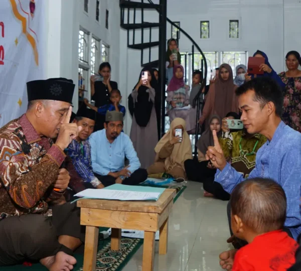 ustaz Mufid HM memandu prosesi syahadat 