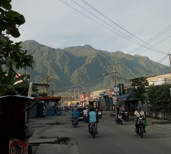 Potret lalu lalang kendaraan pada suatu sore di Jalan Pasar Lama, Sentani, Kabupaten Jayapura, Senin, 2 Februari 2026. 