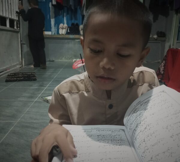 Seorang anak sedang belajar membaca iqra, Selasa, 17 Februari 2026.