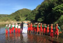 Da’i 3T Sang Garda Terdepan Penjemput Cita-Cita Siswa SD Manggarai Timur, Nanga Rema Da'i mendampingi para anak anak, bersama-sama menyebrangi sungai yang berada di Nanga Rema untuk sampai ke sekolah